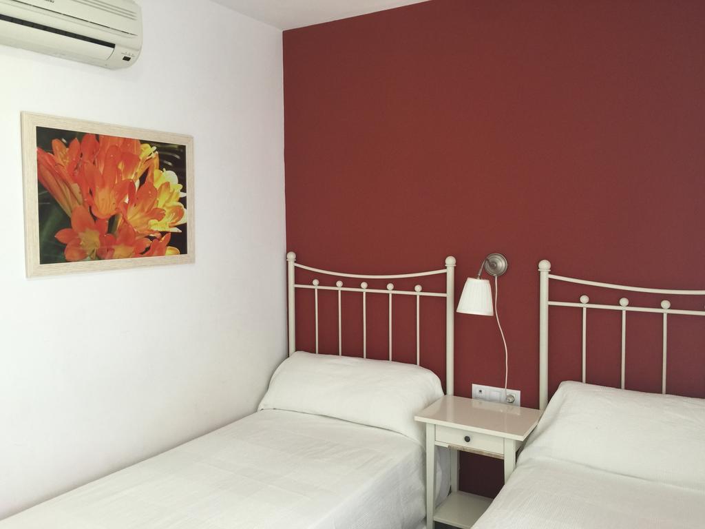 Hostal Monteluna Rociana Номер фото