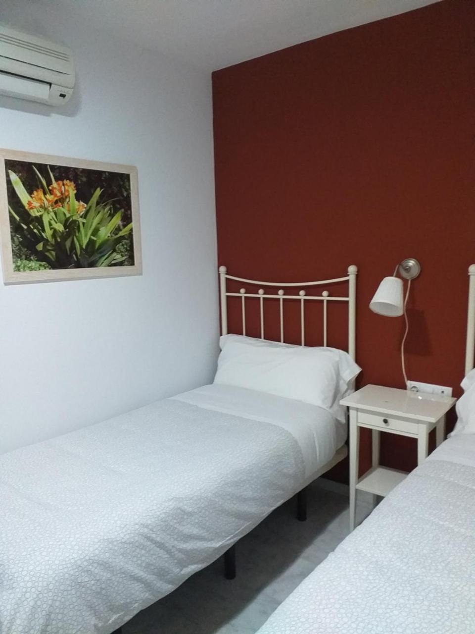 Hostal Monteluna Rociana Екстер'єр фото